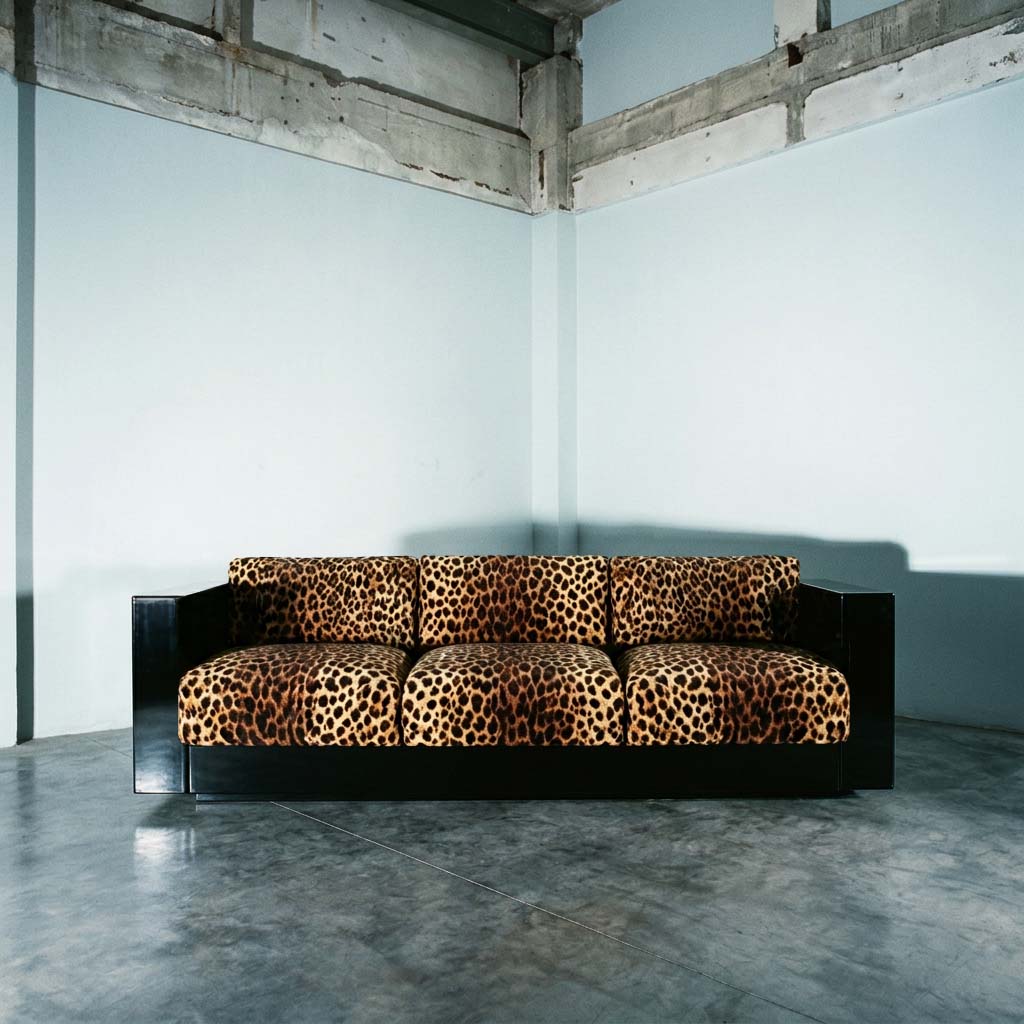 Revolución Sofa Leopard Black Lacquer